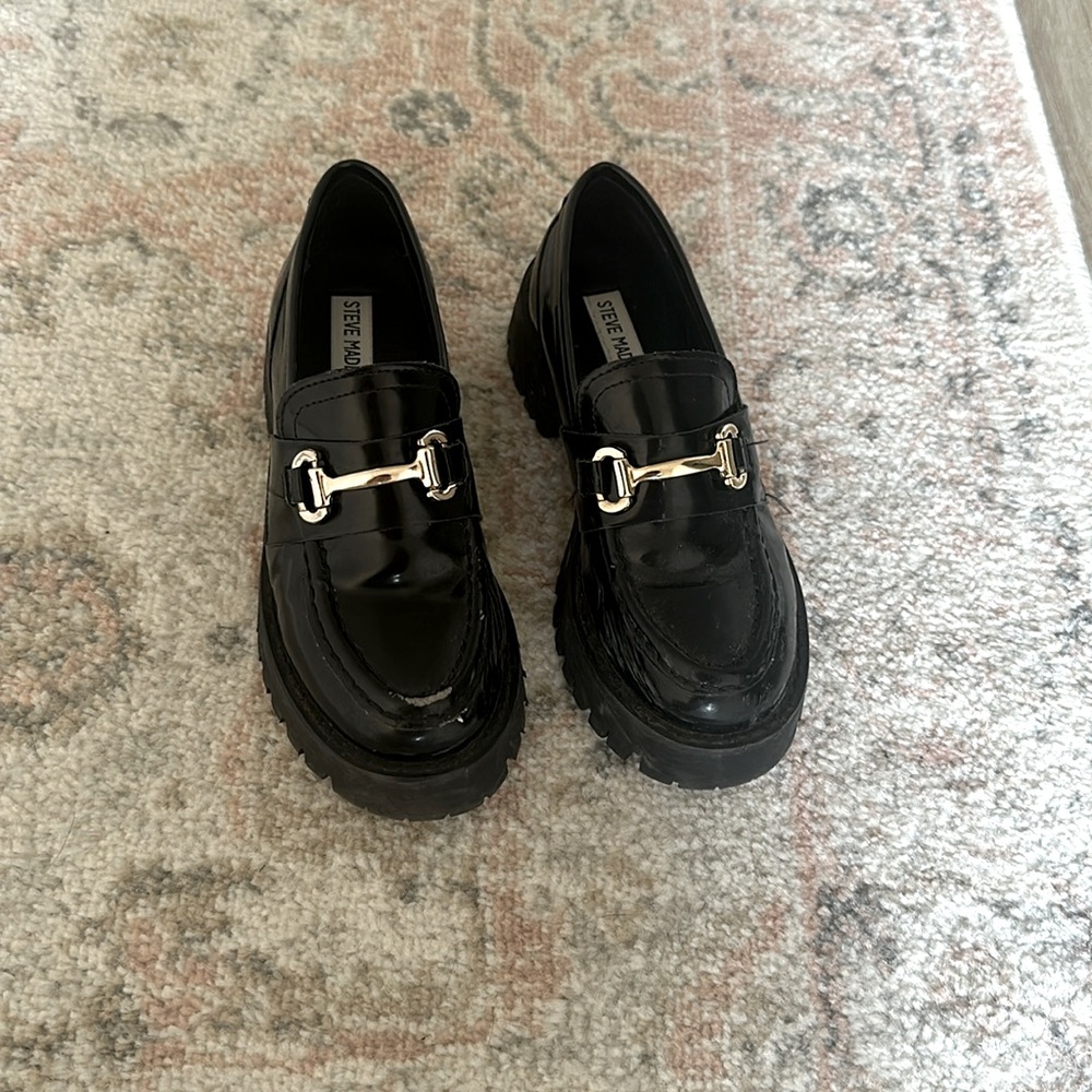 Super cute and trendy black loafers!